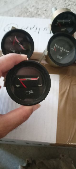 Varios relojes coche clásicos