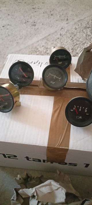 Varios relojes coche clásicos