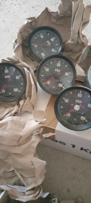 Varios relojes coche clásicos