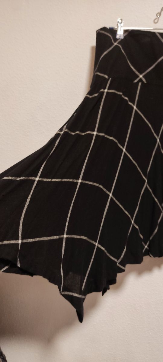 Falda negra y blanca a cuadros