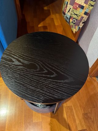 Mesa redonda auxiliar con cesta