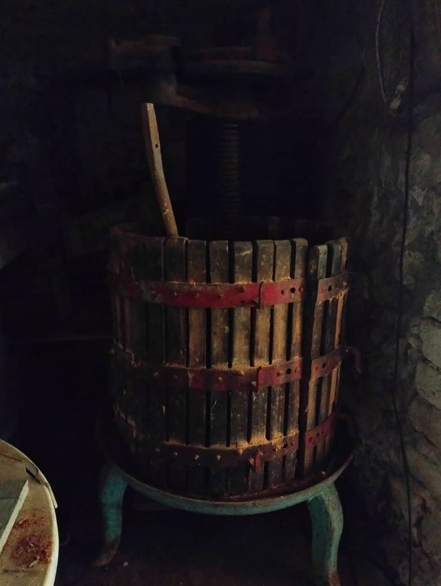 Torchio in legno antico