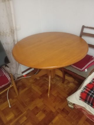 Mesa redonda de madera