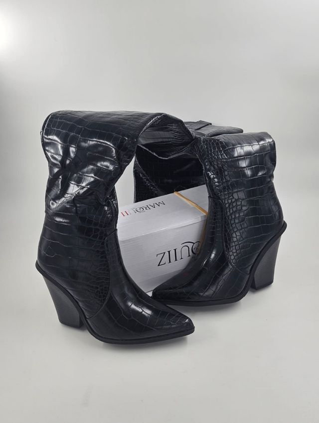 Botas negras altas con tacón efecto cocodrilo