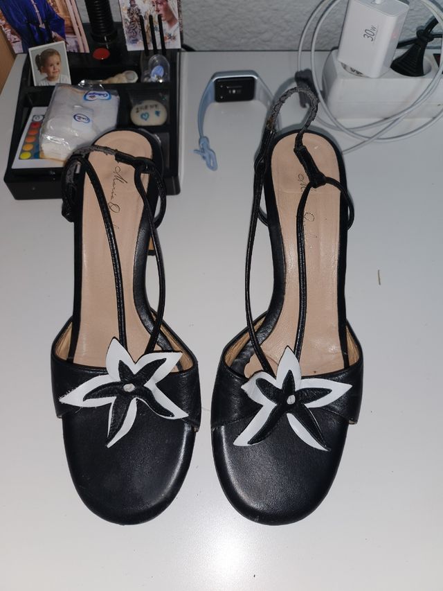 Zapatos negros con flor - tacón