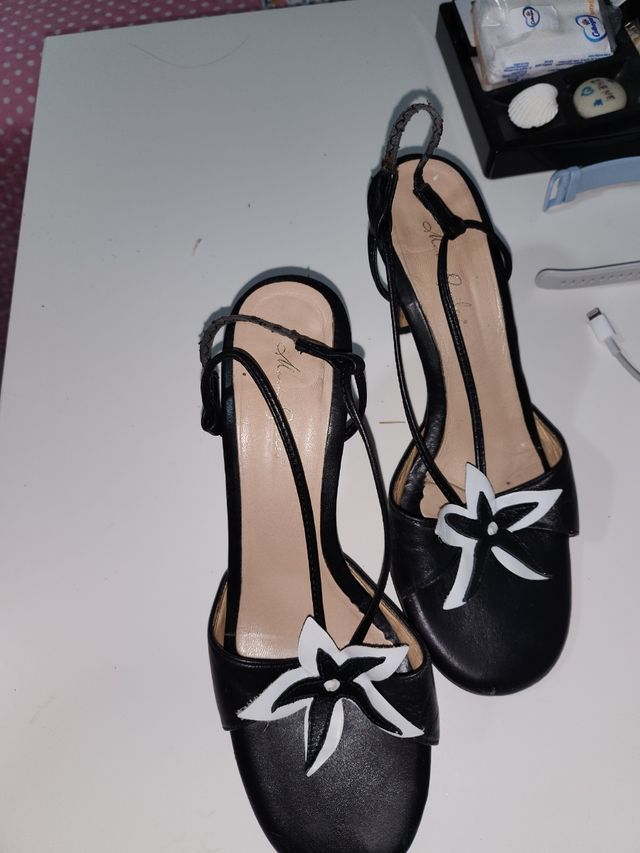 Zapatos negros con flor - tacón