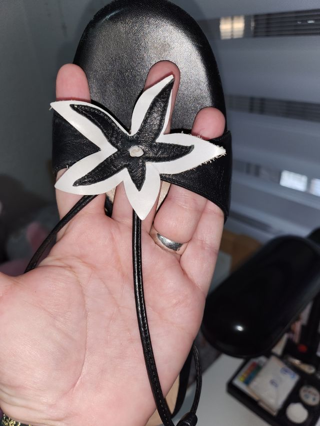 Zapatos negros con flor - tacón