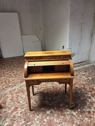 Escritorio antiguo de madera