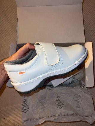 Zuecos Dian unisex blancos, talla 42 y talla 38.