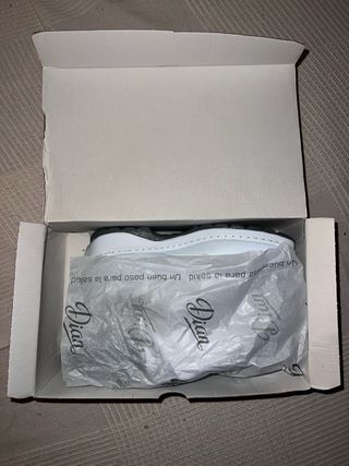 Zuecos Dian unisex blancos, talla 42 y talla 38.