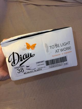 Zuecos Dian unisex blancos, talla 42 y talla 38.