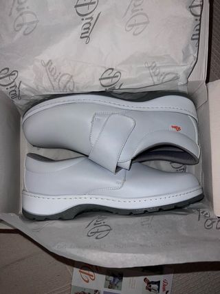 Zuecos Dian unisex blancos, talla 42 y talla 38.