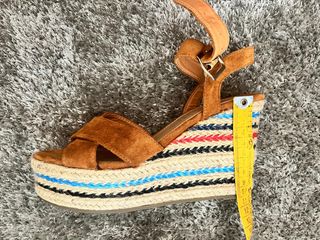Sandalias cuña MARY PAZ marrón, talla 38