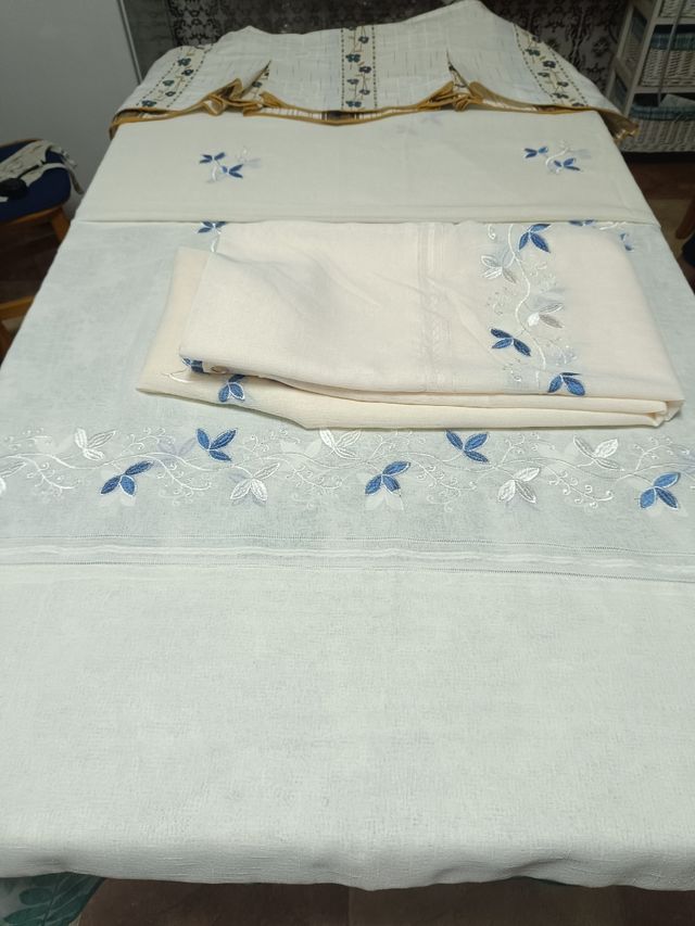 Cortinas beige y azul, con faldón decorativo.