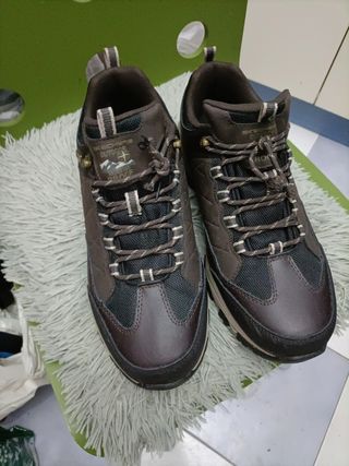 Zapatillas Skechers marrón impermeables talla 46