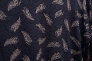 Vestido elástico color gris con plumas de Shana