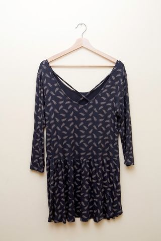 Vestido elástico color gris con plumas de Shana