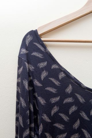 Vestido elástico color gris con plumas de Shana