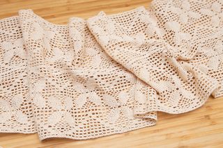 Camino de mesa de crochet en beige
