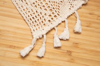 Camino de mesa de crochet en beige