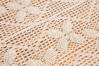 Camino de mesa de crochet en beige