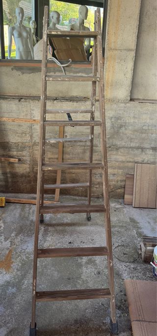 Escalera madera vintage