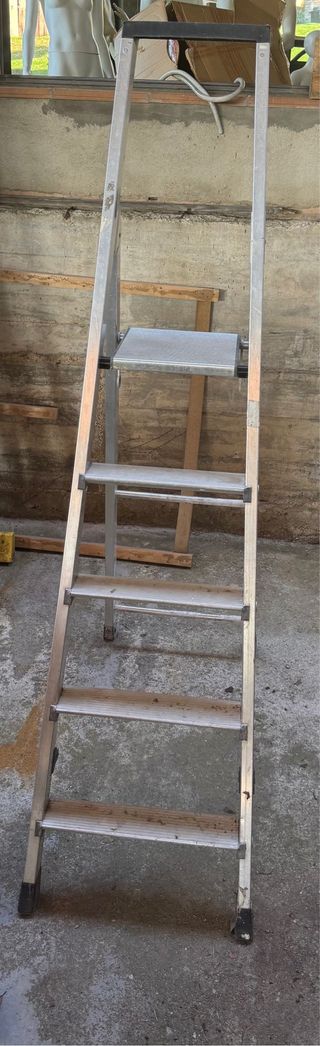 Escalera metálica plegable