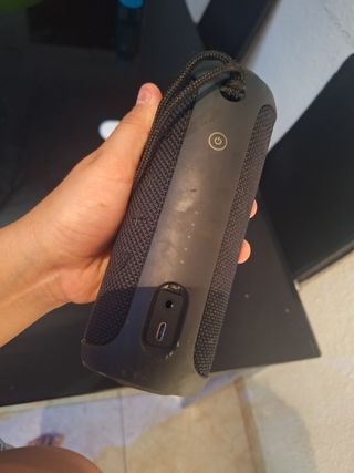 Altavoz JBL negro portátil