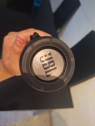Altavoz JBL negro portátil