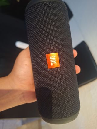 Altavoz JBL negro portátil