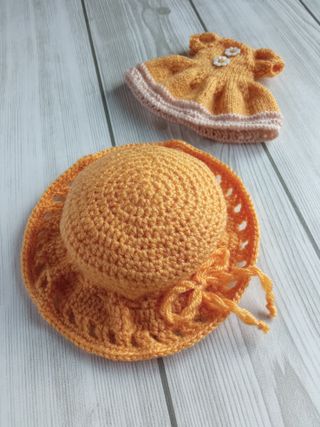 Pamela ondulada y vestido color mostaza - Blythe