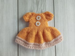 Pamela ondulada y vestido color mostaza - Blythe