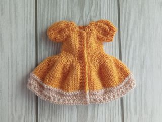 Pamela ondulada y vestido color mostaza - Blythe