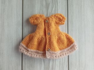 Pamela ondulada y vestido color mostaza - Blythe