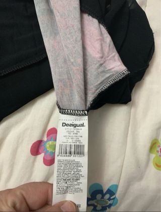 Camiseta Desigual Negra y Roja - Talla M