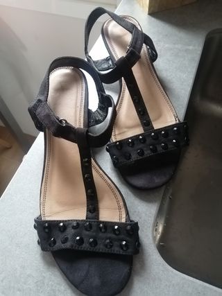 Sandalias negras tacón bajo