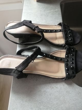 Sandalias negras tacón bajo
