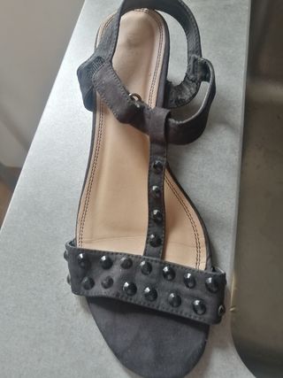 Sandalias negras tacón bajo