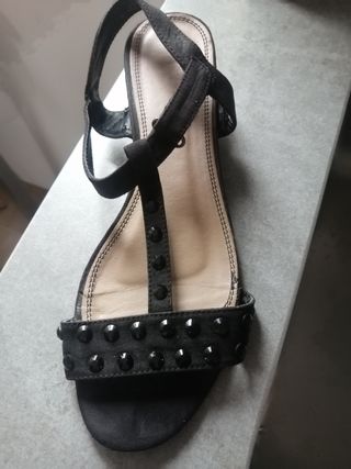 Sandalias negras tacón bajo