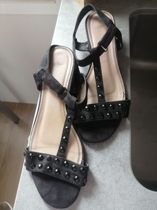 Sandalias negras tacón bajo
