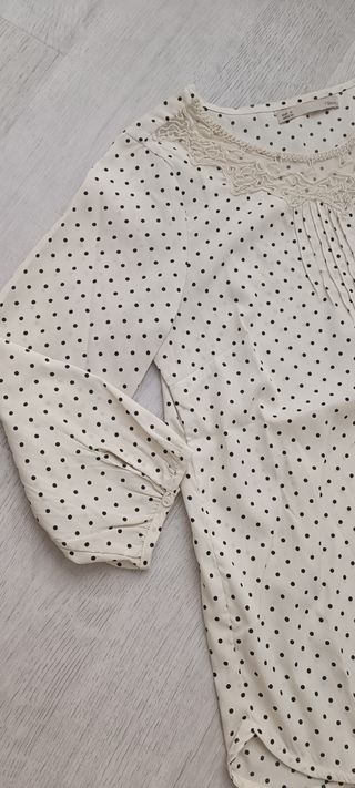Blusa Sfera lunares beige talla M
