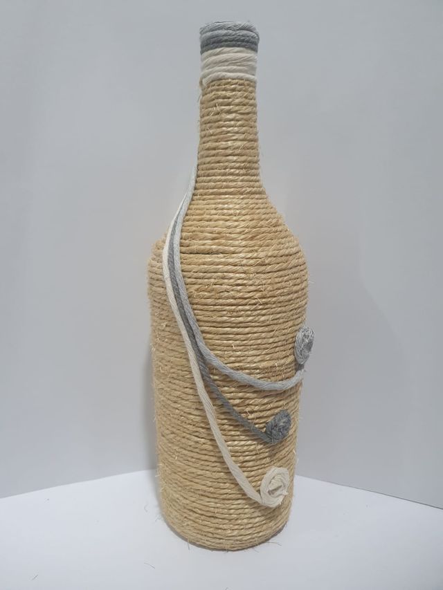 Botella Decorada con Cuerda