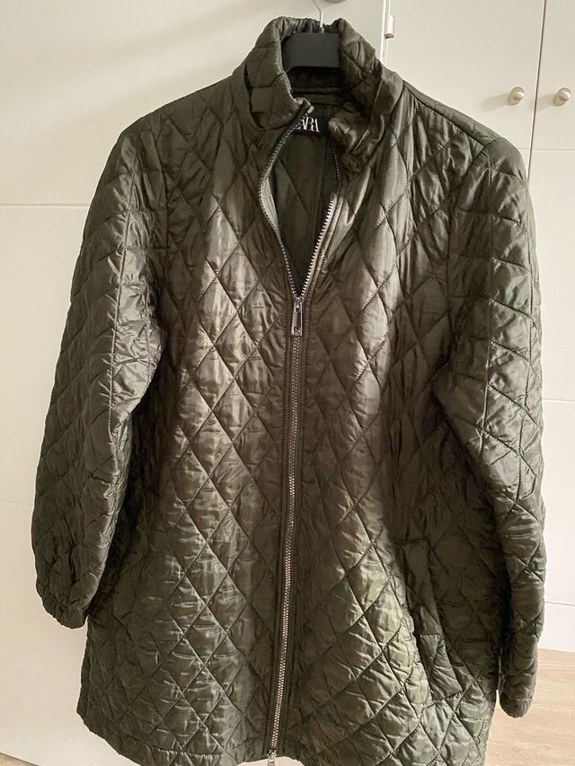 Chaqueta Zara acolchada verde caqui