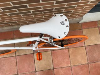 Bicicleta Fixie Kamikaze blanca y naranja