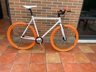 Bicicleta Fixie Kamikaze blanca y naranja