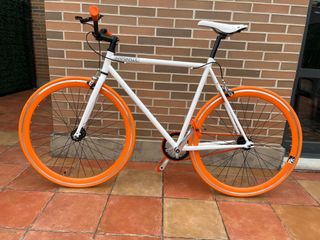 Bicicleta Fixie Kamikaze blanca y naranja