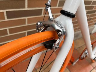 Bicicleta Fixie Kamikaze blanca y naranja