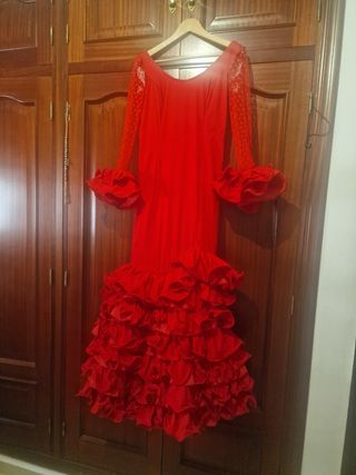 Traje flamenca con espalda descubierta