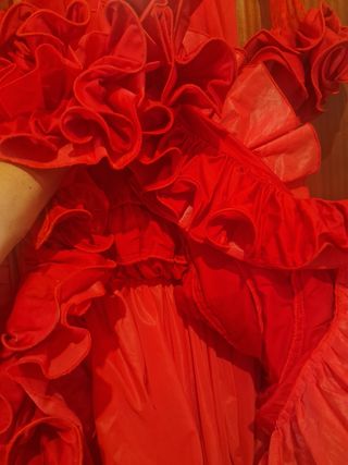 Traje flamenca con espalda descubierta
