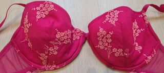 Sujetadores rosas y fucsia sin estrenar

